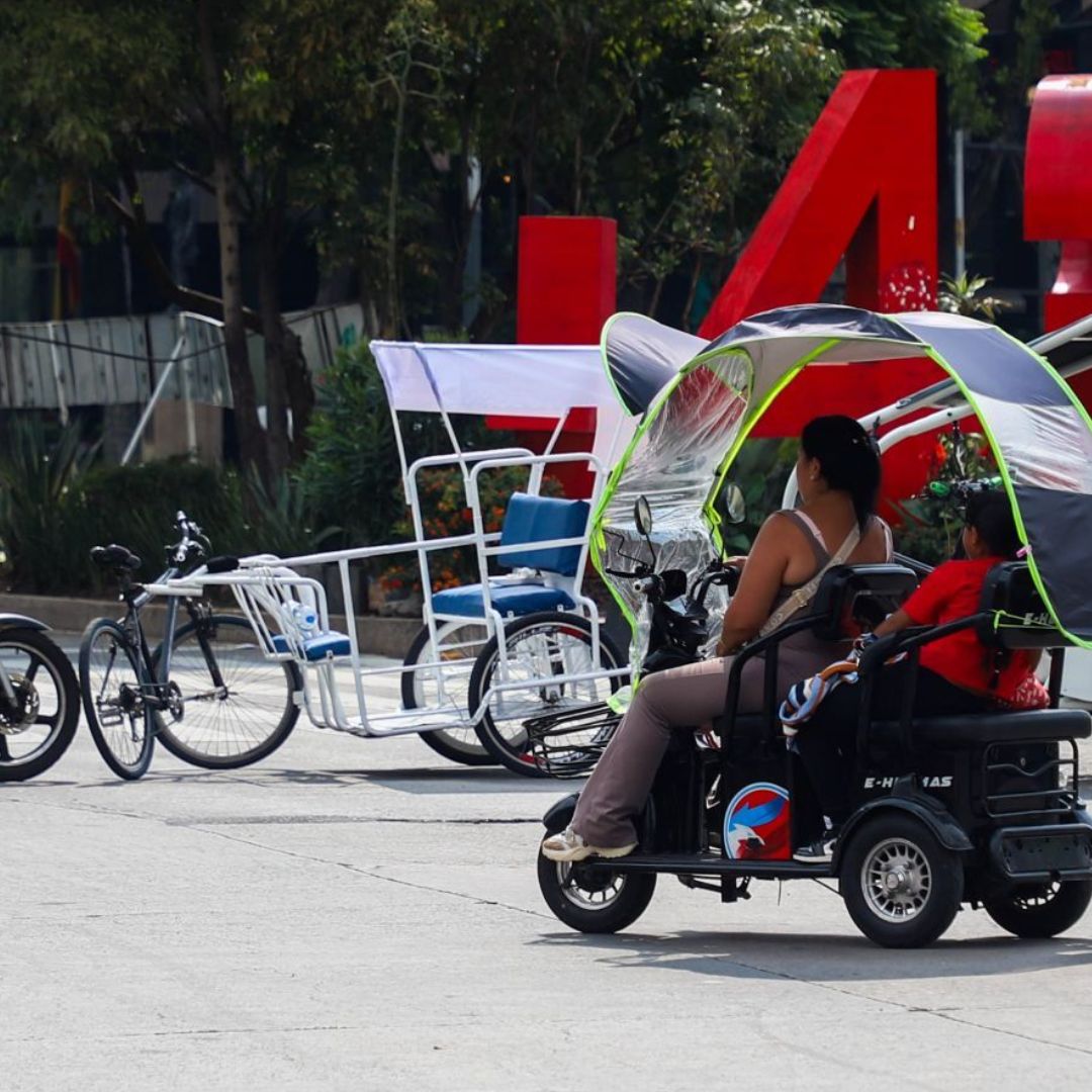 Bloqueo de bicitaxis en Paseo de la Reforma en la Ciudad de México.